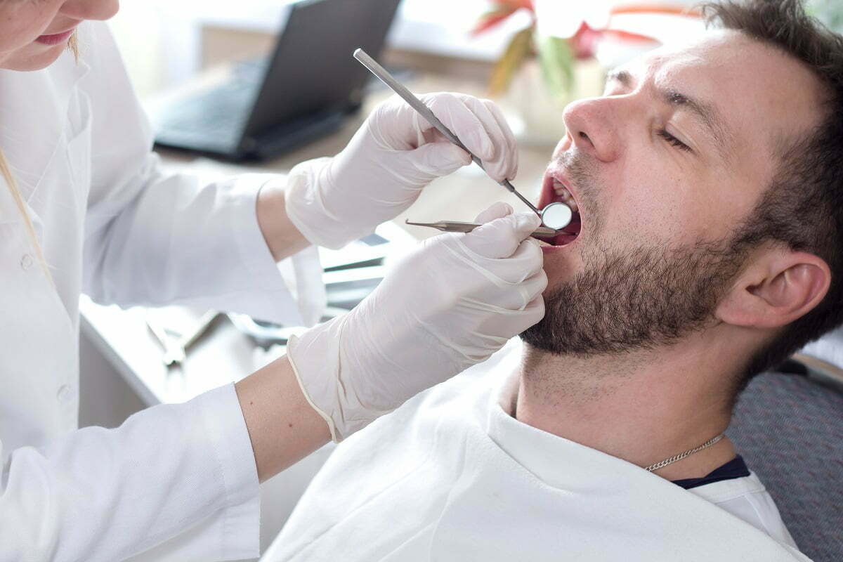 Stłoczenie zębów – co to jest? Jak leczyć?